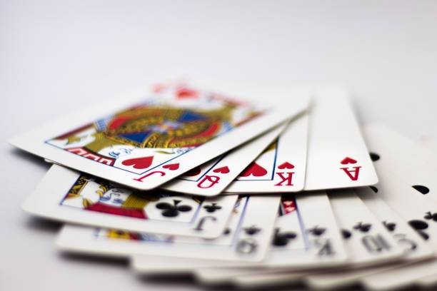 lingkar toto dealer speaking to camera during a live blackjack session with chat messages visible